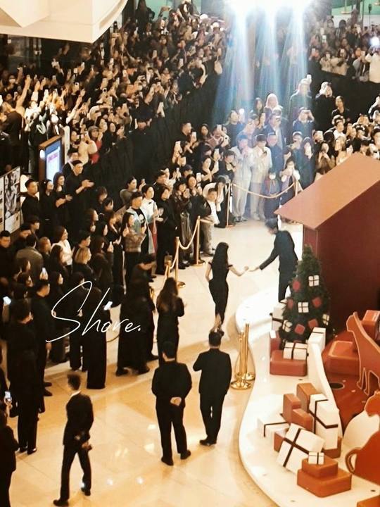 李现张婧仪牵手上台李现张婧仪牵手特别娱圈文的一幕