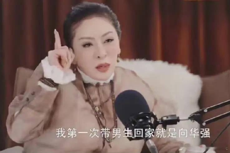 向太：“我第一次带男生回家就向华强，把他介绍给家里人，那他们全家黑着脸，因为我的