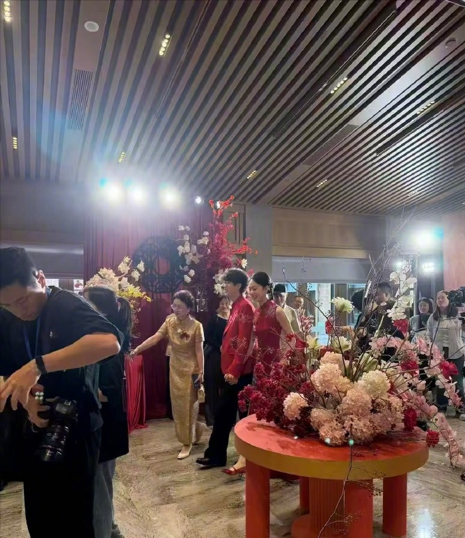 40岁歌手许嵩官宣结婚，妻子是比他小14岁的主持人冯禧，两人婚礼现场照和未被发布的婚纱照被参加婚礼的