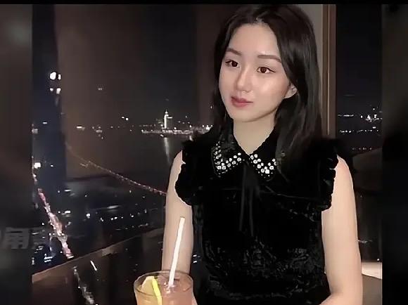 这两位是郭德纲的儿子郭麒麟：30岁，​与孟非的女儿孟星亚：29岁，俩人年龄相仿