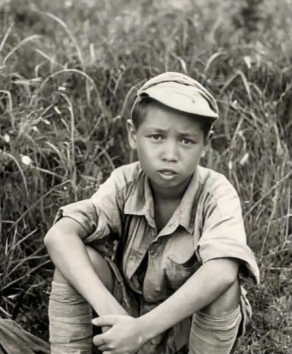 1943年，一名小兵炸日军炮楼，却把炸药包放错了位置，引爆之后，日军的炮