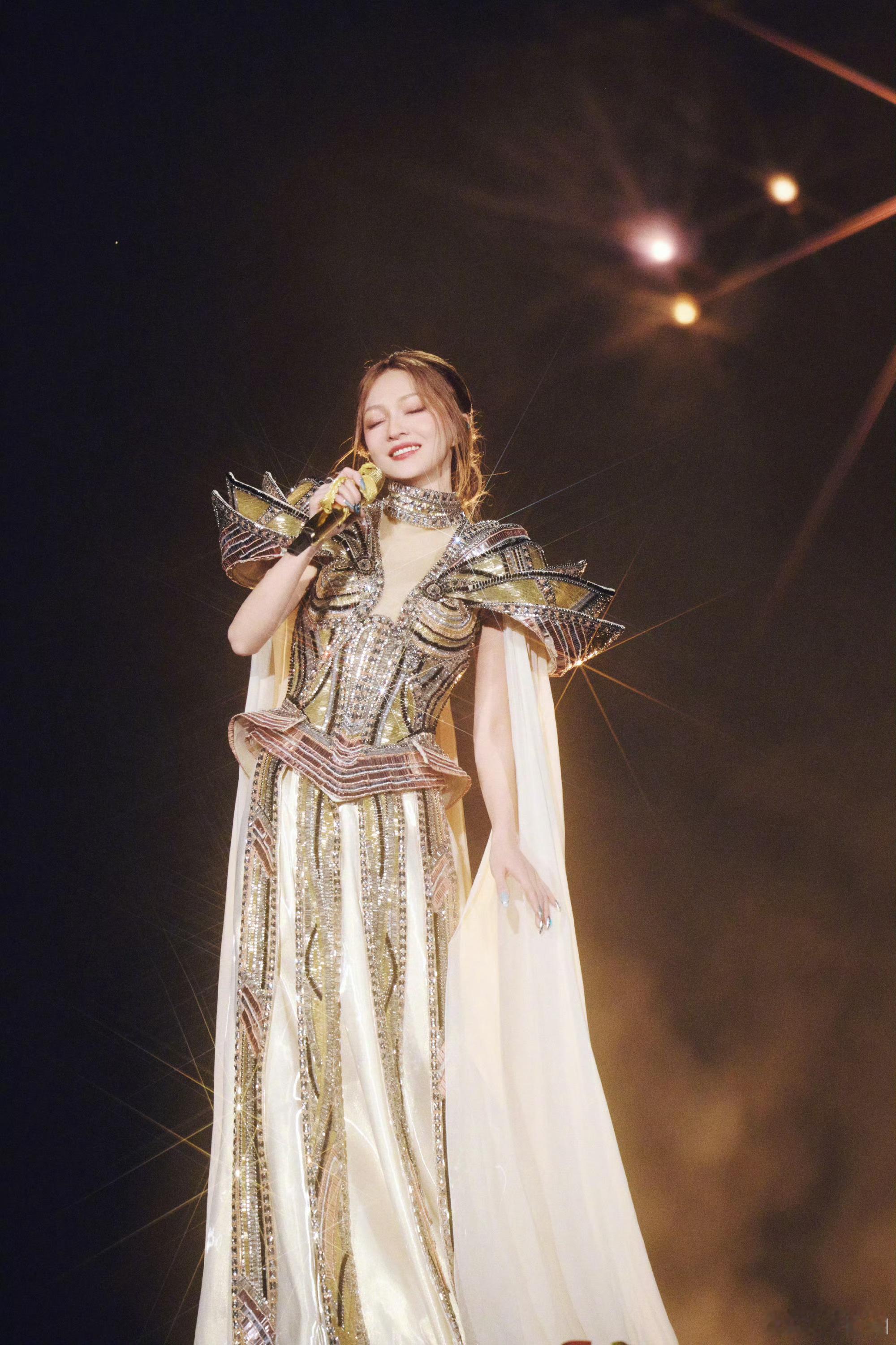 张韶涵2025新专辑幕后班底张韶涵2025新专辑28号正式上线国民天后张韶涵携钱