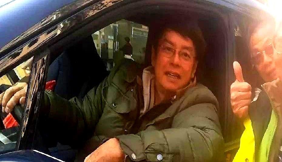 身家10亿的谭咏麟，一个人蹲在旺角街头买鱼。没有保镖，没有助理，车窗摇下来