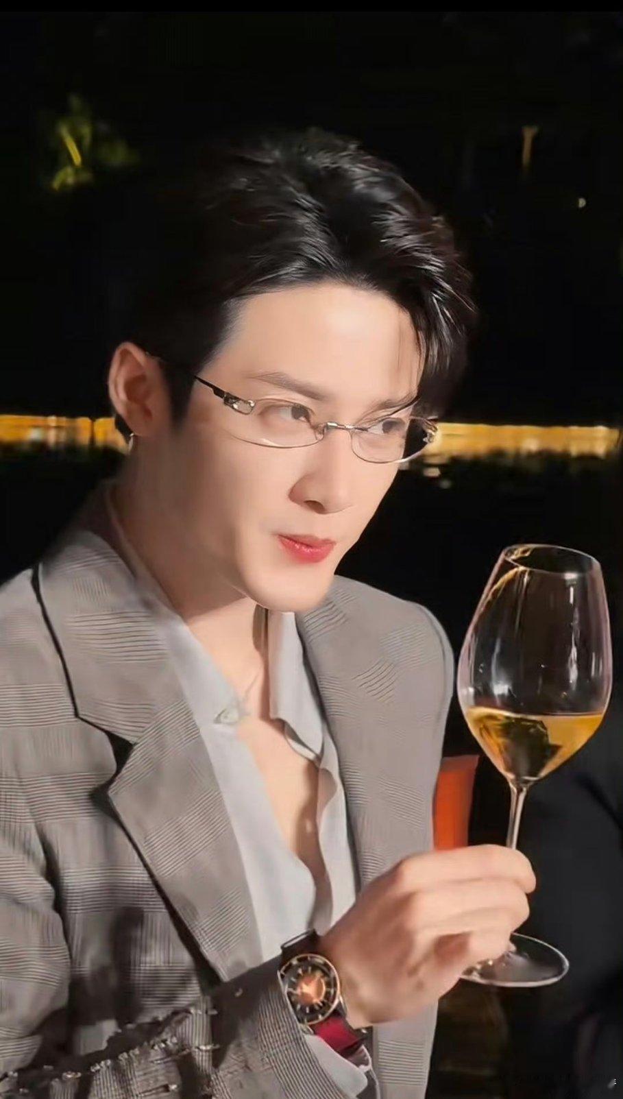 檀健次被小炭火逗笑了丝毫没有被绯闻影响，还是那么自信，双向奔赴的爱