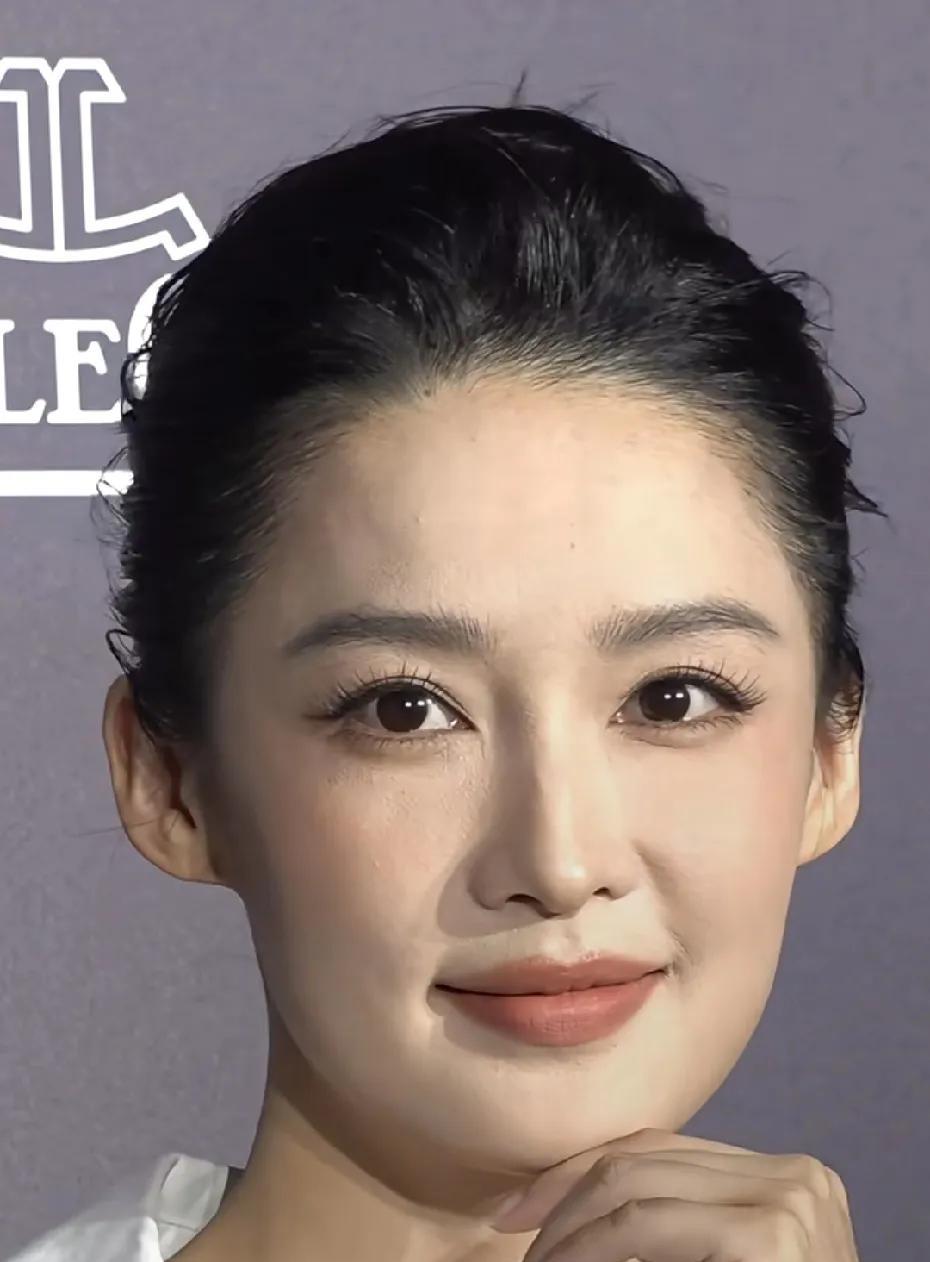 天然美女李沁，我觉得她这次妆造太适合她了，以前长得漂亮但是一脸愁苦相，现在是明媚