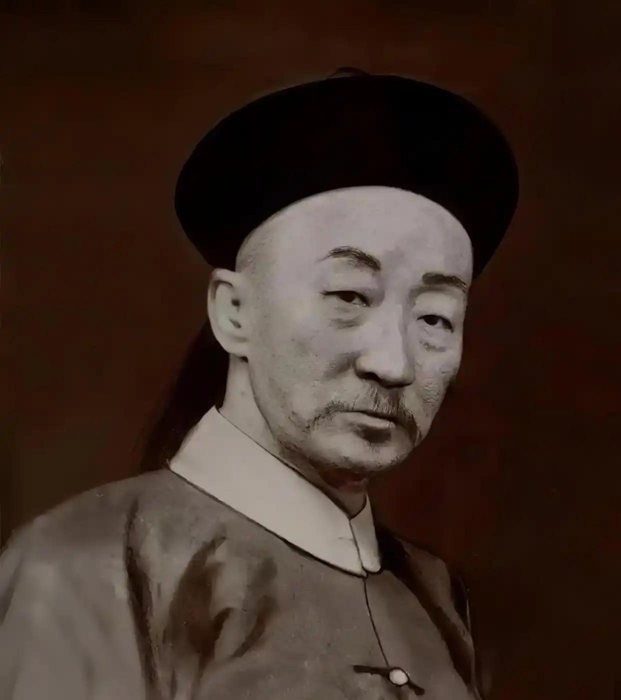 晚清有个怪现象：越是想当忠臣的人，最后往往把大清推得越远。荣禄就是典型。光绪