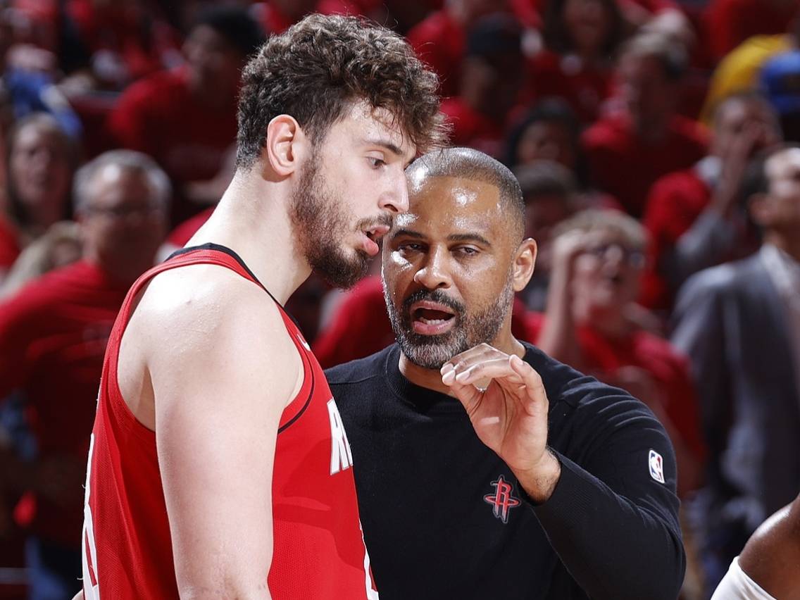 就在火箭和快船队比赛开始之前，火箭随队记者Bradeaux谈到了目前球队现状。