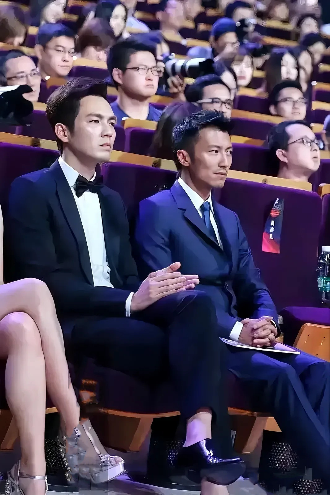 左边的是钟汉良，右边是谢霆锋，一个是70后，一个是80后，一个是身高183，