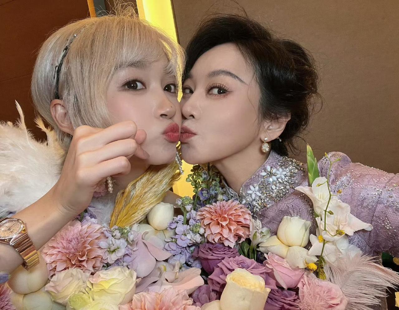 闫妮于9月17日晒合照祝关晓彤生日快乐！从她们的合照来看，我发现：两人的发型
