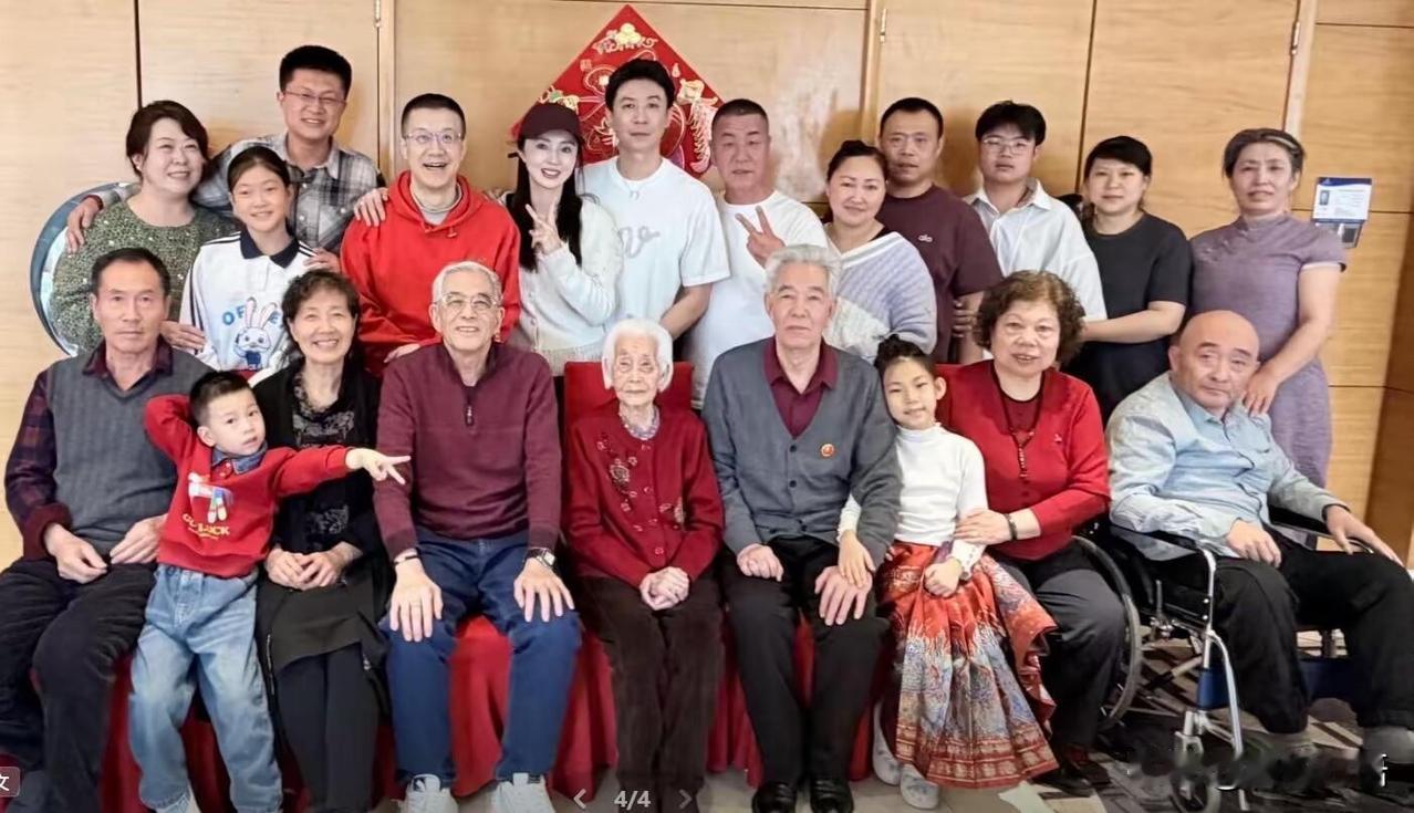 董璇这头回跟张维伊回大同婆家过年，太有画面感了！一家21口的大合照，这阵仗是真热