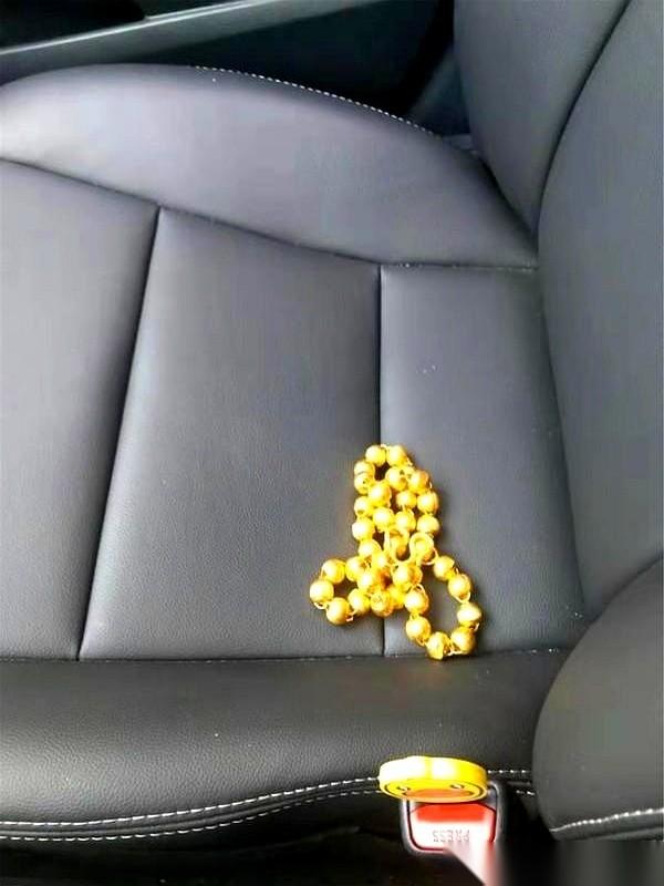 他把我那条金项链和手镯藏起来了。我儿子出生时，我妈给钱买的。跟他一毛钱关系都没