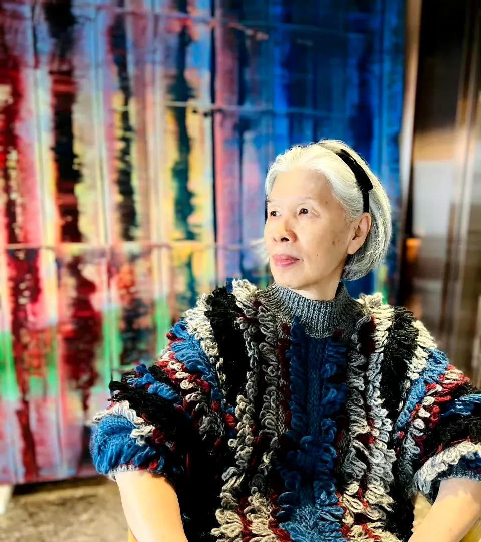 这个女的大家认识吗？她就是周杰伦的妈妈叶惠美。周杰伦的第四张音乐专辑，还以叶惠