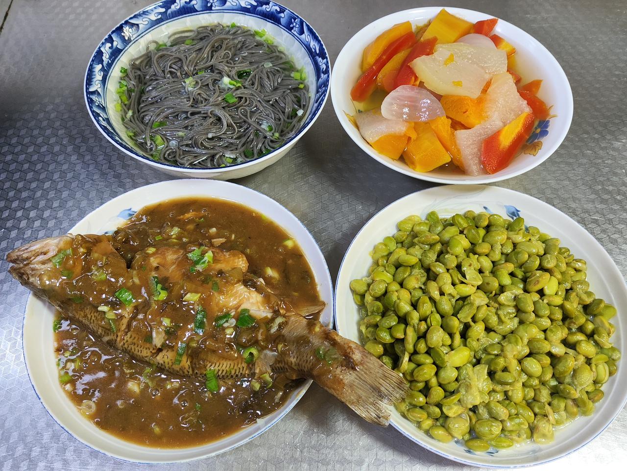 六月九日的午餐分享来啦！有酸菜烧鲈鱼，鲜香滋味令人陶醉；有素烧青豆，可口美味难以