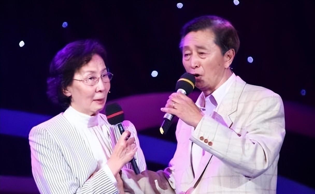 86岁，金嗓子哑了，养老院走廊里他只坐着。宋世雄不说话，也不看手机，就坐在窗