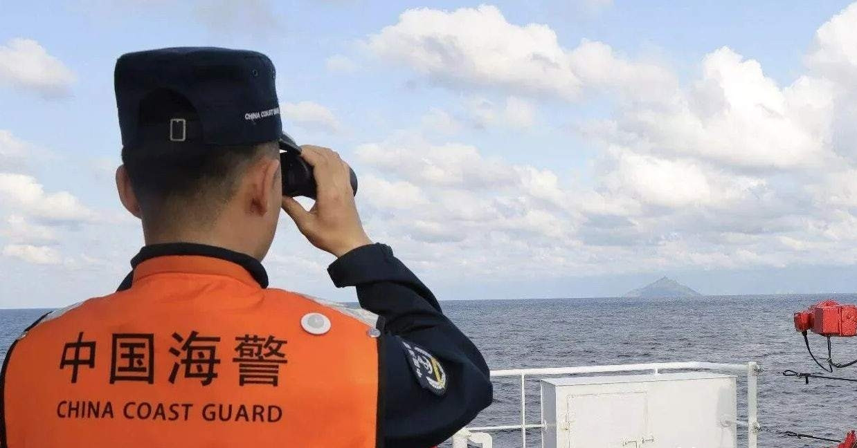 菲律宾天塌了，中国海警动真格了。9月18日上午，南海仙宾礁附近海域，中国海警21585三洲澳艇依法执