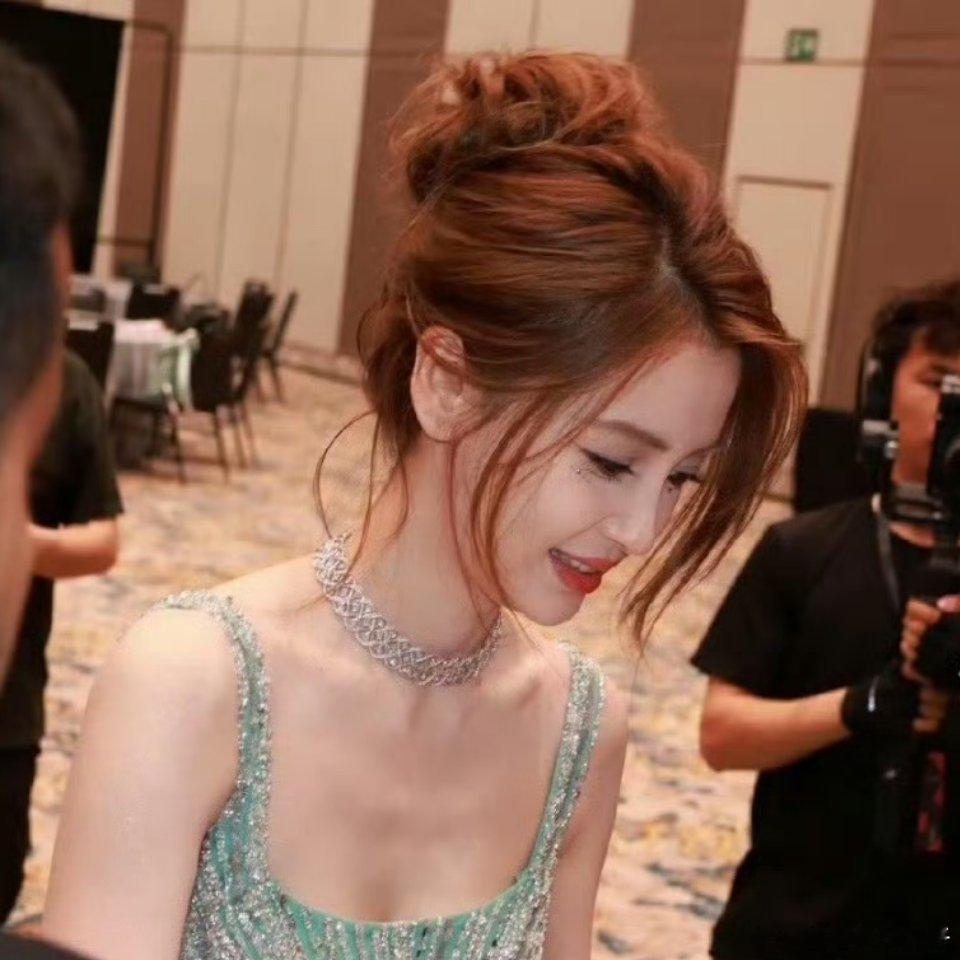 杨颖好权威的一张脸好漂亮，又出来了活动[红脸笑][红脸笑]​​​