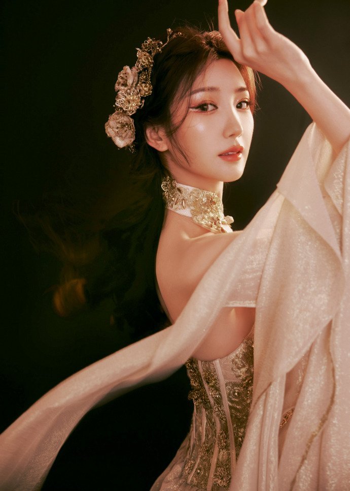 网友夸毛晓彤太美了不是惊艳一时，是耐看又舒服，笑容干净又治愈，谁能不爱啊！