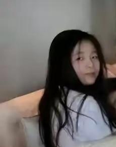 小玥儿的正面照终于被我们看到了，圆脸，眼睛不大，单眼皮，应该说跟他爸爸有点像！