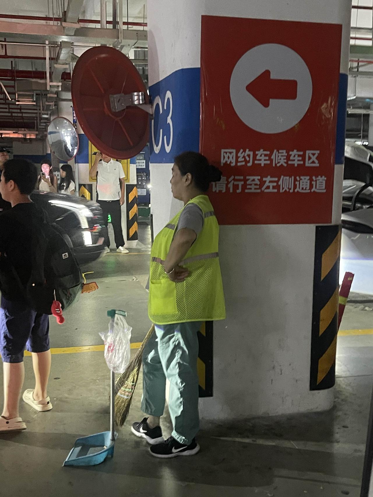 襄阳东站，工作人员态度恶劣！停车场没有清晰标注问：大姐，这是东广场还是西广场