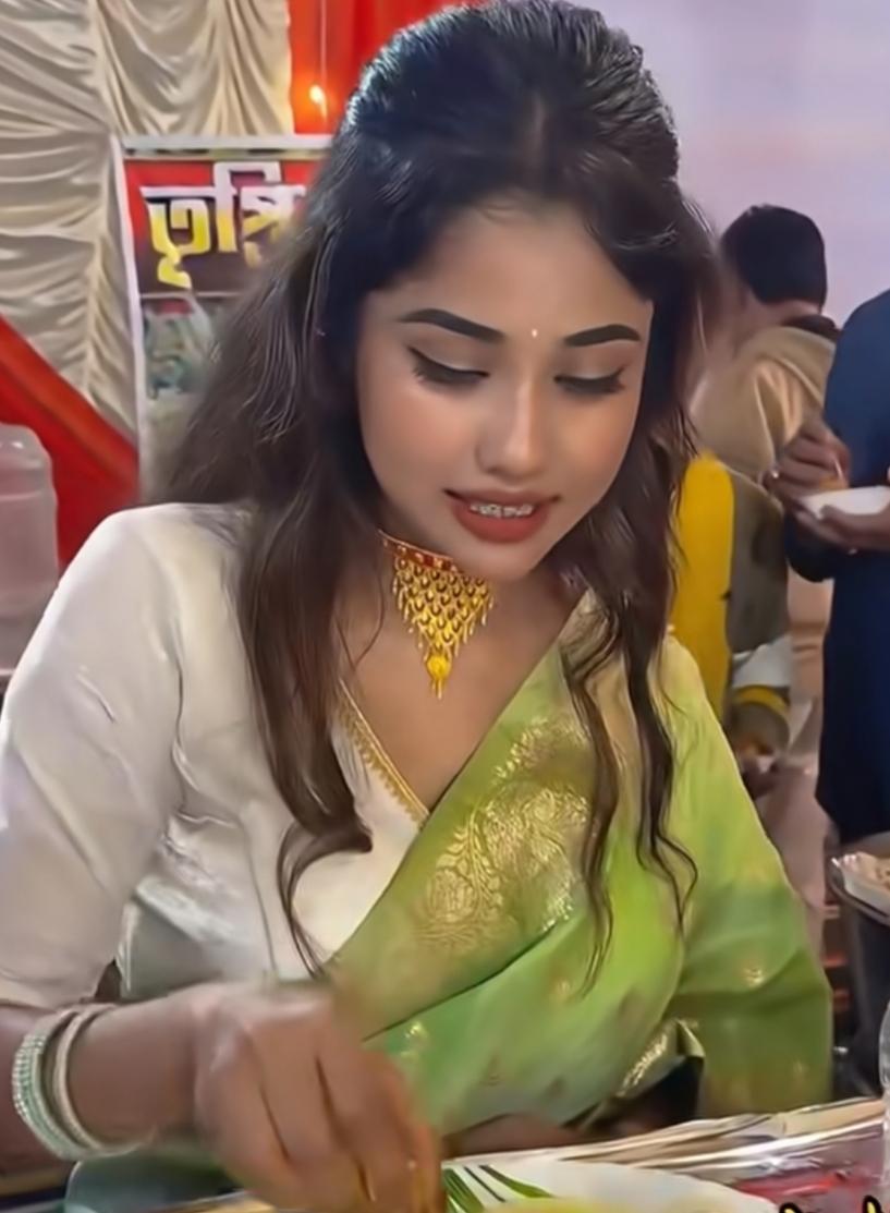 原以为印度女孩不会做美甲，毕竟手抓饭会不方便，没想到这个认知是错的！很多印度