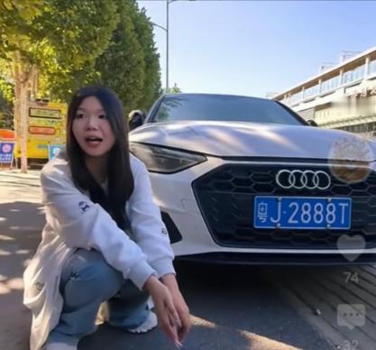 她在接受大河报记者现场采访时，高度评价了河南的路况和车位。她说河南的高速路面宽，