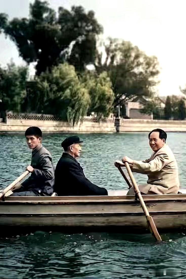 罕见的一张照片，珍贵资料。1952年毛主席在中南海陪客人划起了小船!中南海轻