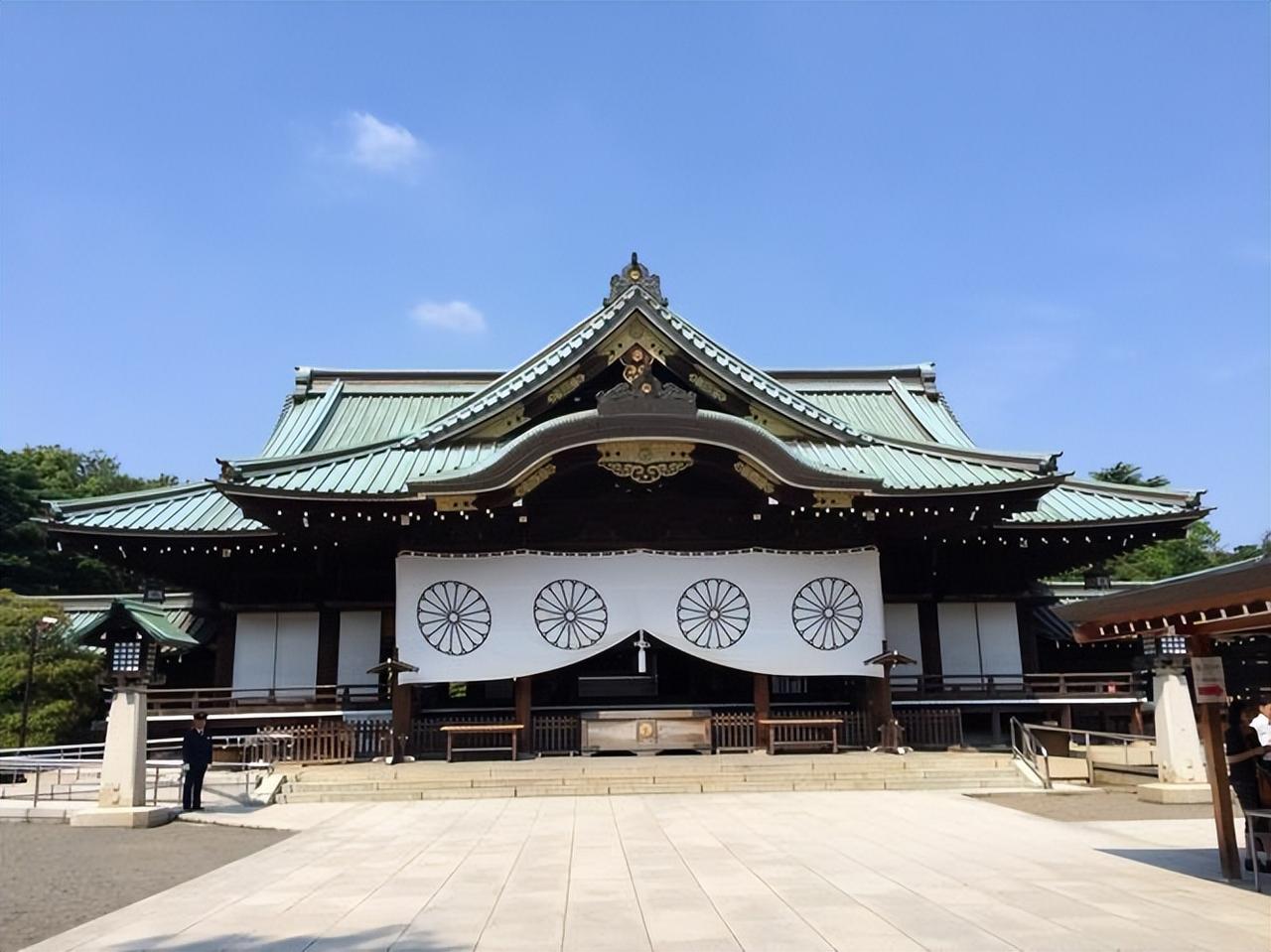 12月26日成中日关系“生死线”！高市早苗敢拜鬼，中方反制就敢掀底牌！一边是