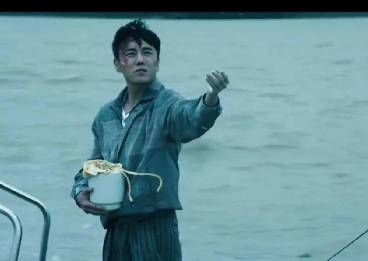 2.《扫毒风暴》。卢少骅在绿藤开化工厂，法人代表是丁燕萍。出了事也是丁燕萍兜着，