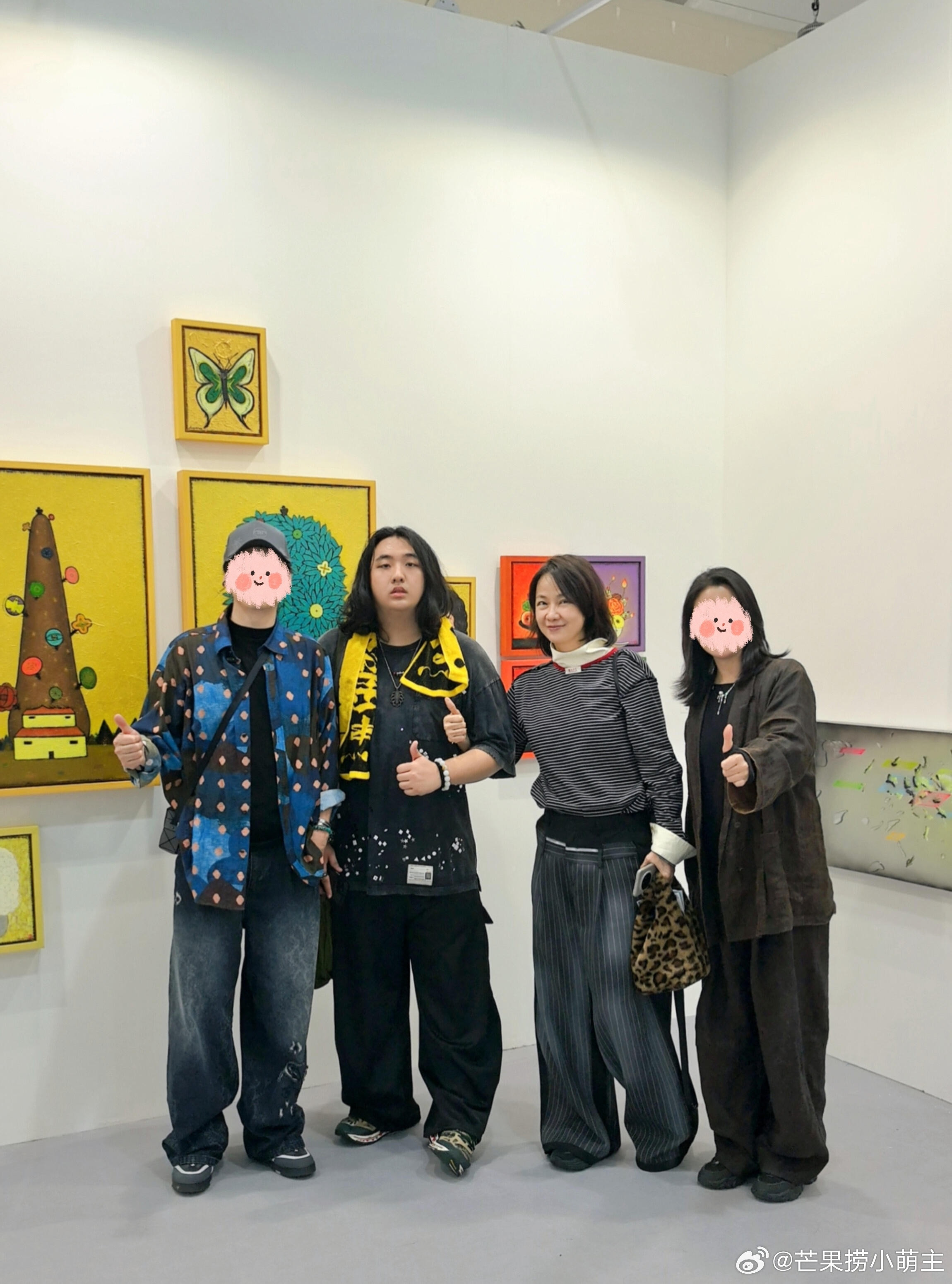 17岁费曼长这么高了费曼妈妈近照吴镇宇儿子费曼和妈妈一起看展，17岁费曼个子好