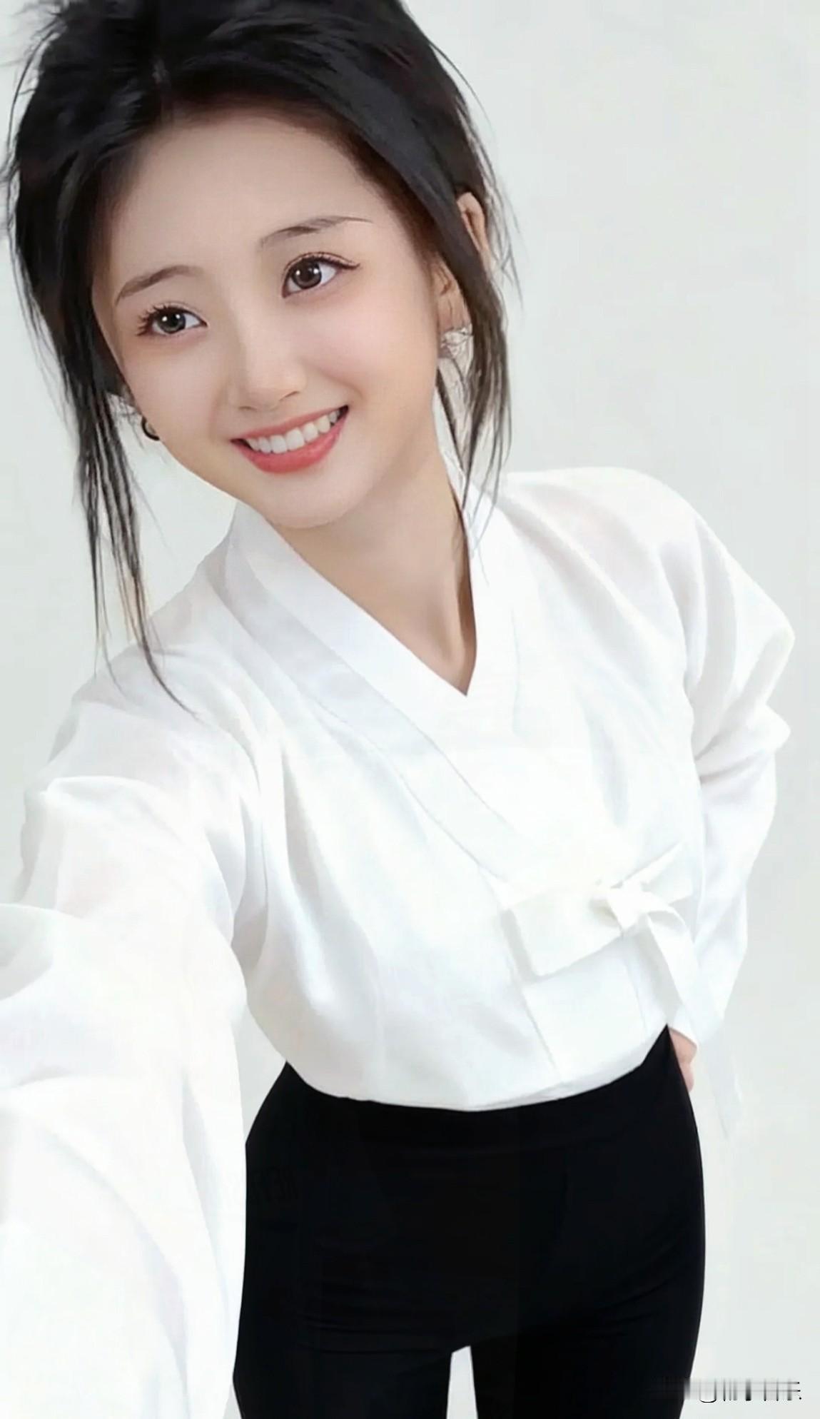 白衫黑裤的简约搭配，藏着随性的小美好，随手拍都是喜欢的模样。所见随拍记录美好绝