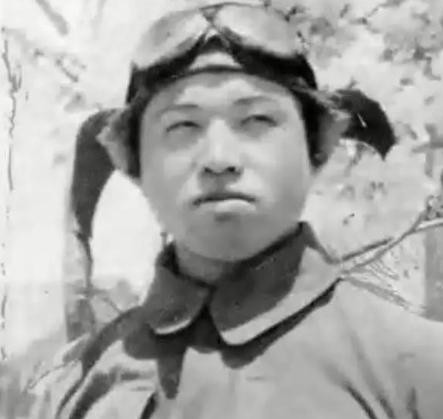 1944年，日军飞行员佐佐木友次第8次登上自杀式飞机，双腿战栗，满心绝望，随后，
