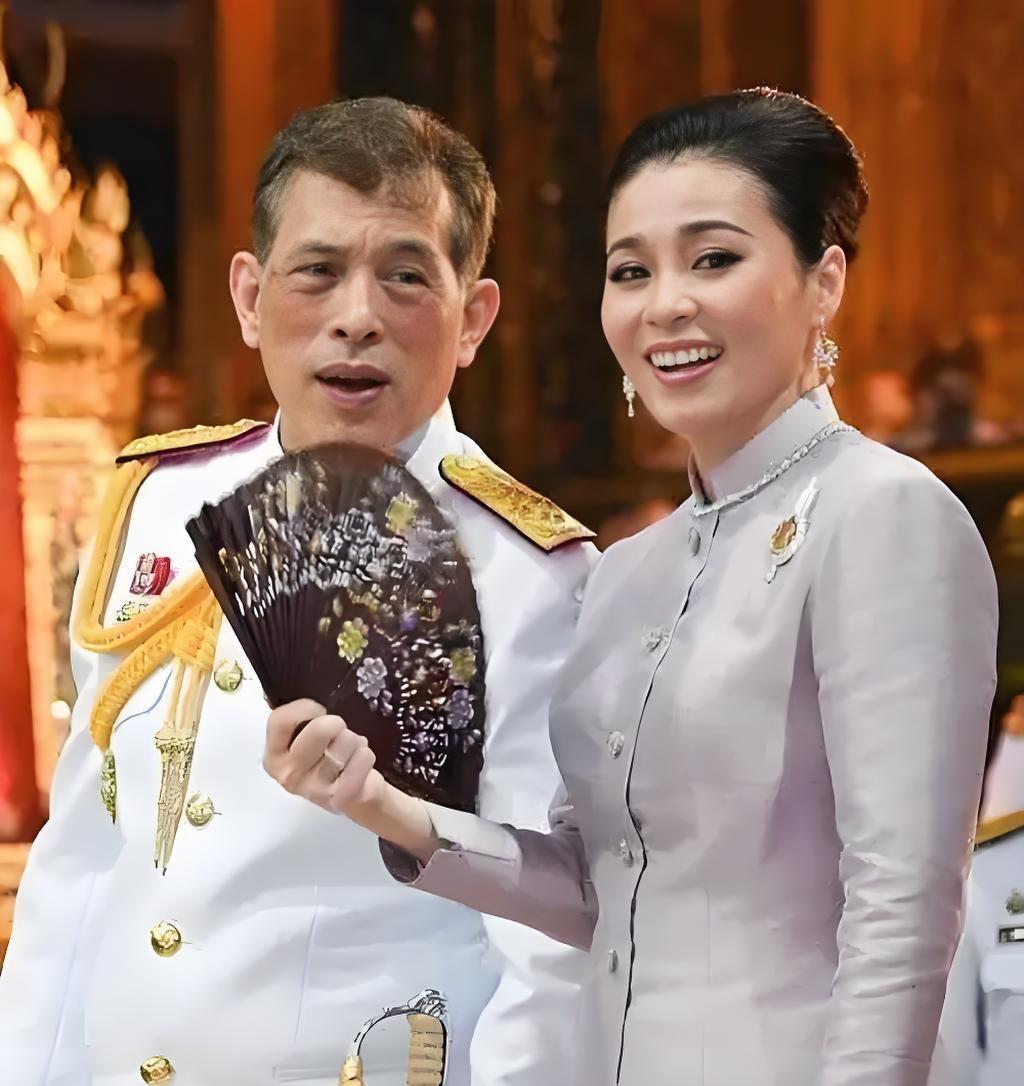 佩通坦稳了，泰王力挺佩通坦。泰国国王拉玛十世，打破沉默，下令取消了原定于7月2
