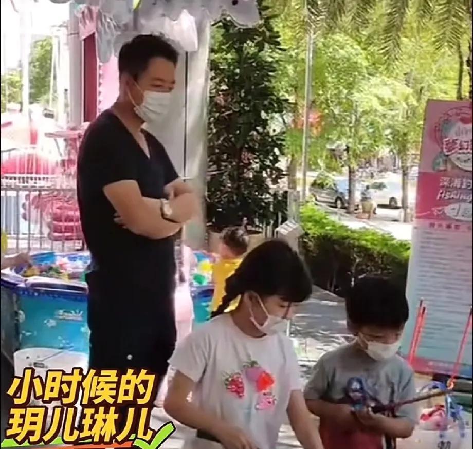 其实他们小孩子从小不炫富，穿着打扮真的是平常小孩子一样的。父爱如山，