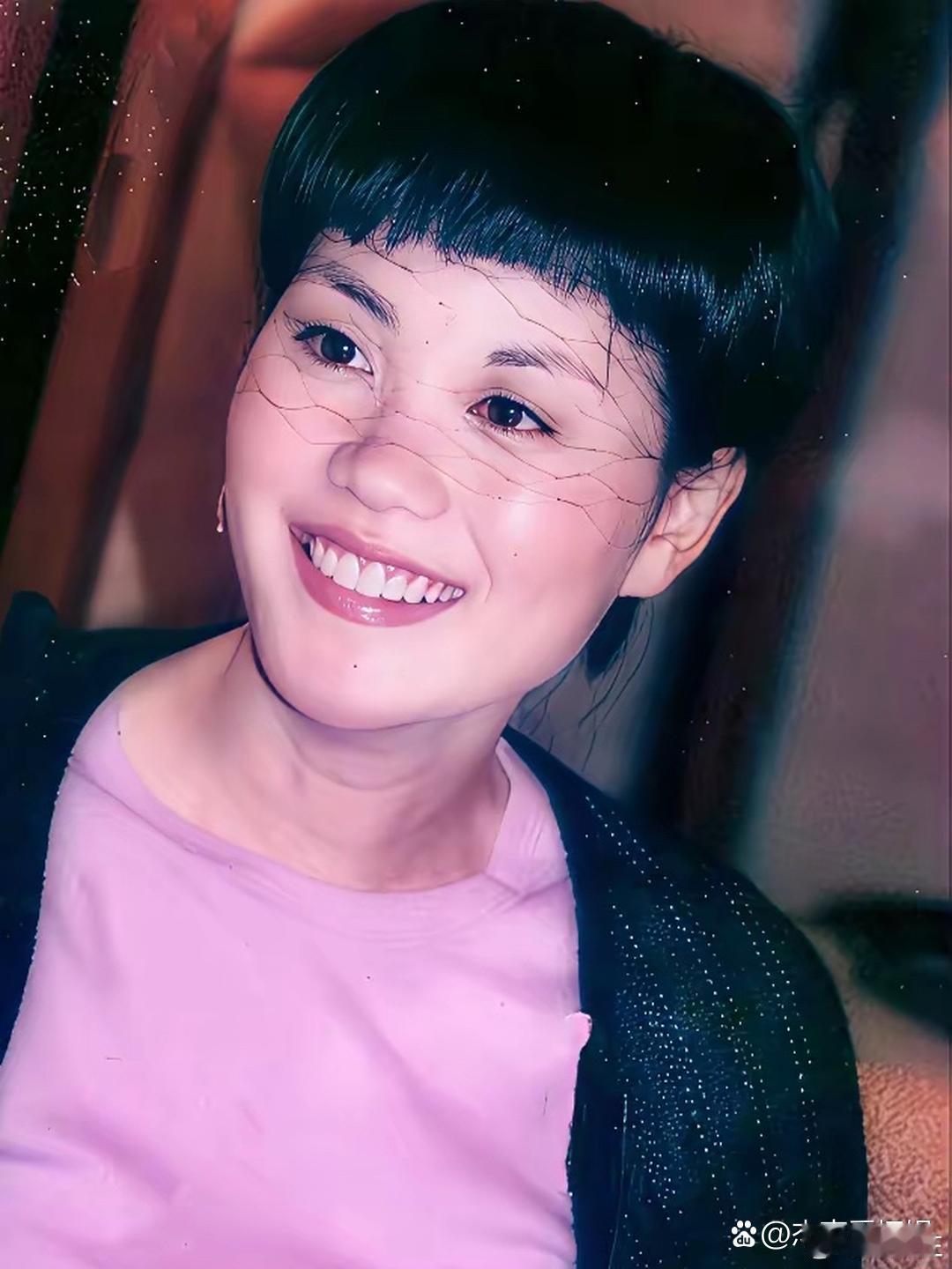 这是1997年5月，王菲生完童童后第一次出现在媒体面前，出席和百代公司的签约仪式