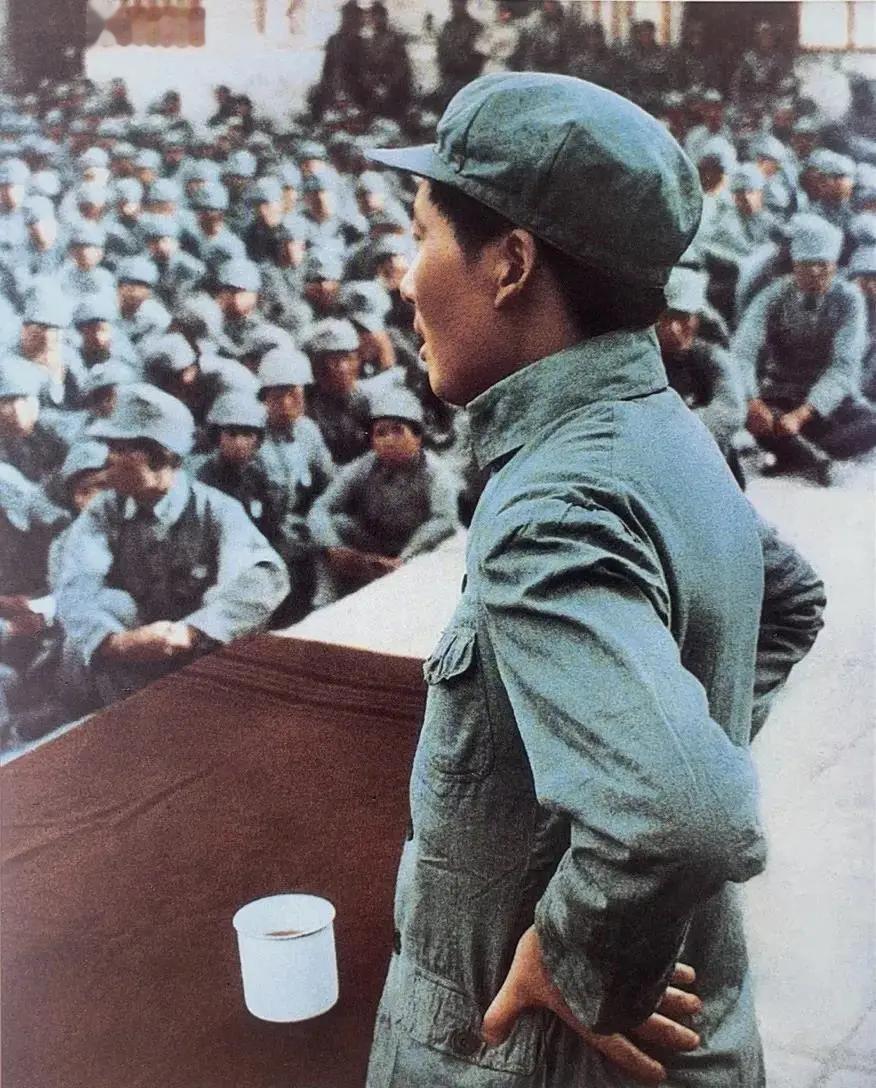娄山关战事吃紧，彭德怀心急如焚，找到主席：“打不过去怎么办？”主席站在关隘之上