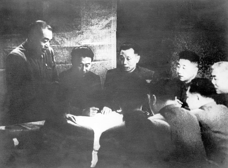 这一张照片非常珍贵，既当过国防部长，又参加过抗美援朝战争的开国将帅，有且只有两位