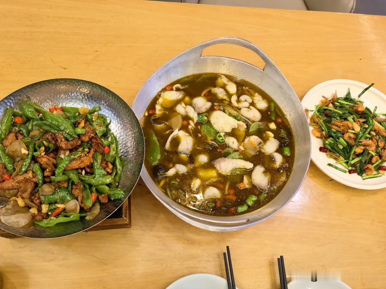 去四川成都旅游，发现成都菜太好吃了，太适合湖北人的胃了。水煮鱼里放了青花椒，鱼肉