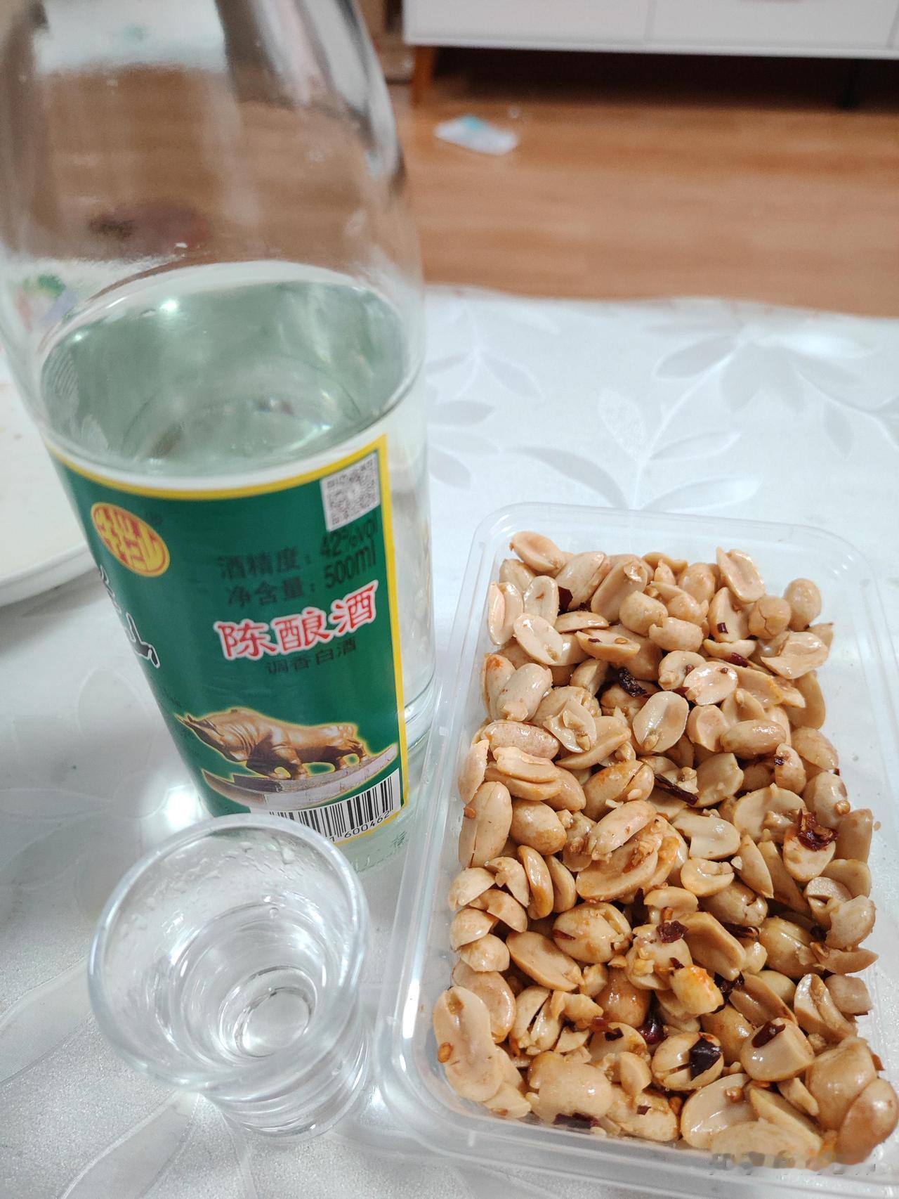 酗酒的人，自控能力往往很差。我们单位就有这样一位职工，他不是饮酒品酒，而是酗酒成