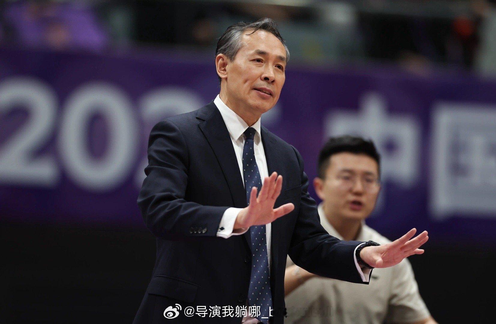 许利民在球队大胜广东之后出席新闻发布会：我觉得萨姆纳在广东队表现很好，但是不一定