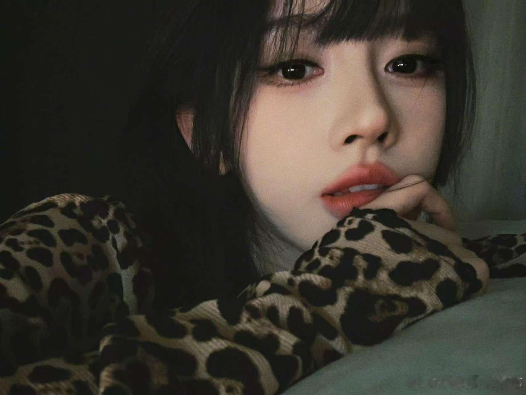 鞠婧祎戳嘴wink鞠婧祎自拍时的那一抹wink，简直是魅魔附体，她的每一个细节