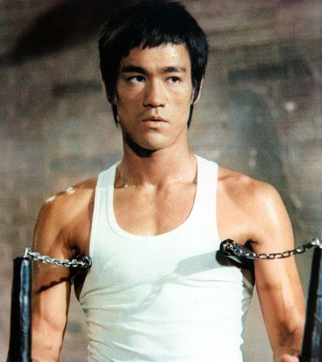 1973年7月20日，李小龙刚去世后，他的徒弟汤姆就火速和自己的新婚妻子离婚，去