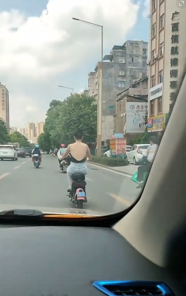 开车途中遇到的，你这样影响驾驶呀！