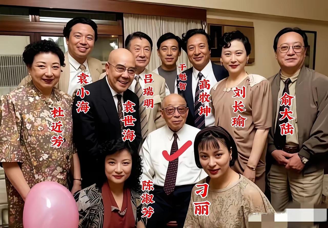 我打赌！能一眼认出中间穿着白衬衣的老先生的，历史绝对不会差！