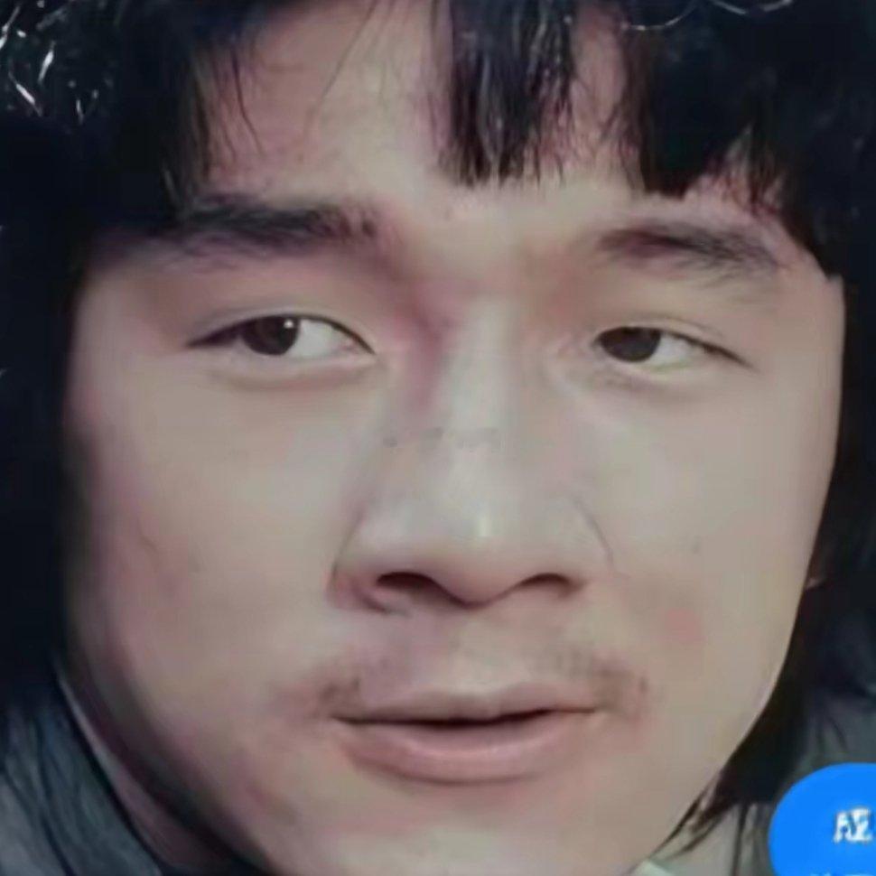 成龙这双眼皮做的也太完美了，颜值直接飞升