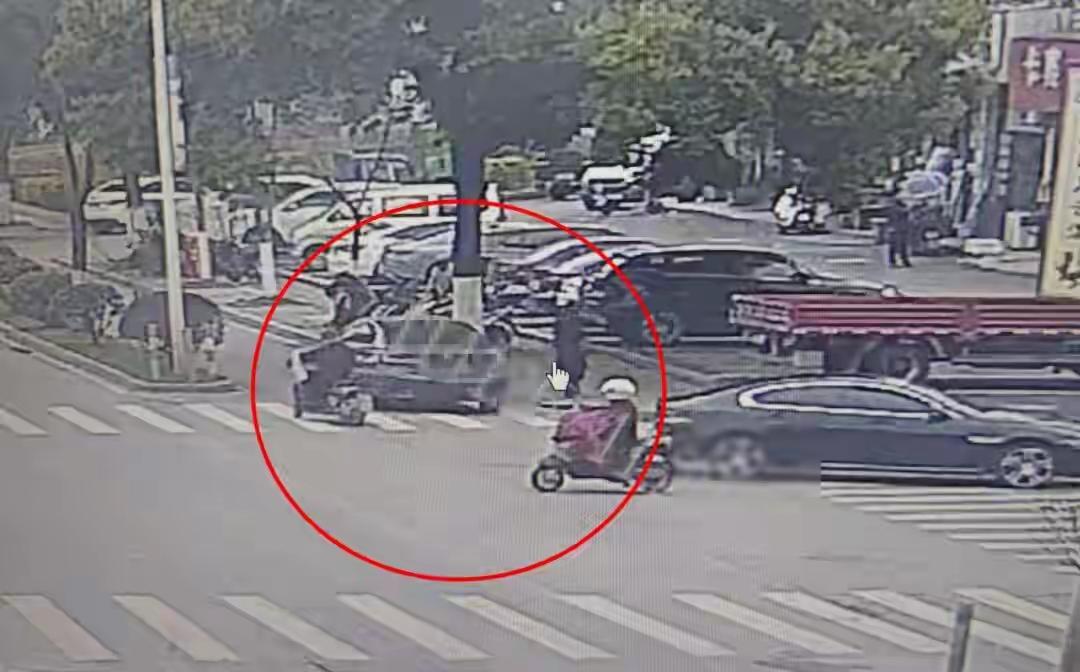 “开着宝马，不至于骗我吧？”杭州桐庐的刘女士，路边遇到一名开黑色宝马的女子。