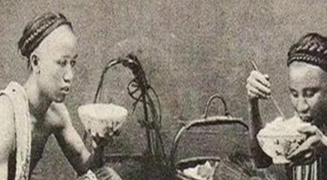 1953年，李鸿章的孙子李子嘉，身着破烂衣服，踉跄着走到一个湖边，纵身一跃跳了