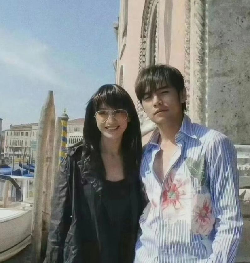 时光里的他们，从未老去刷手机时，偶然刷到2005年周杰伦与周迅在威尼斯拍摄《四