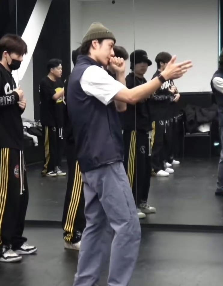 春晚排练现场，王一博脚踩Lacoste板鞋，身上每一件衣服却都贴着同一个商标——