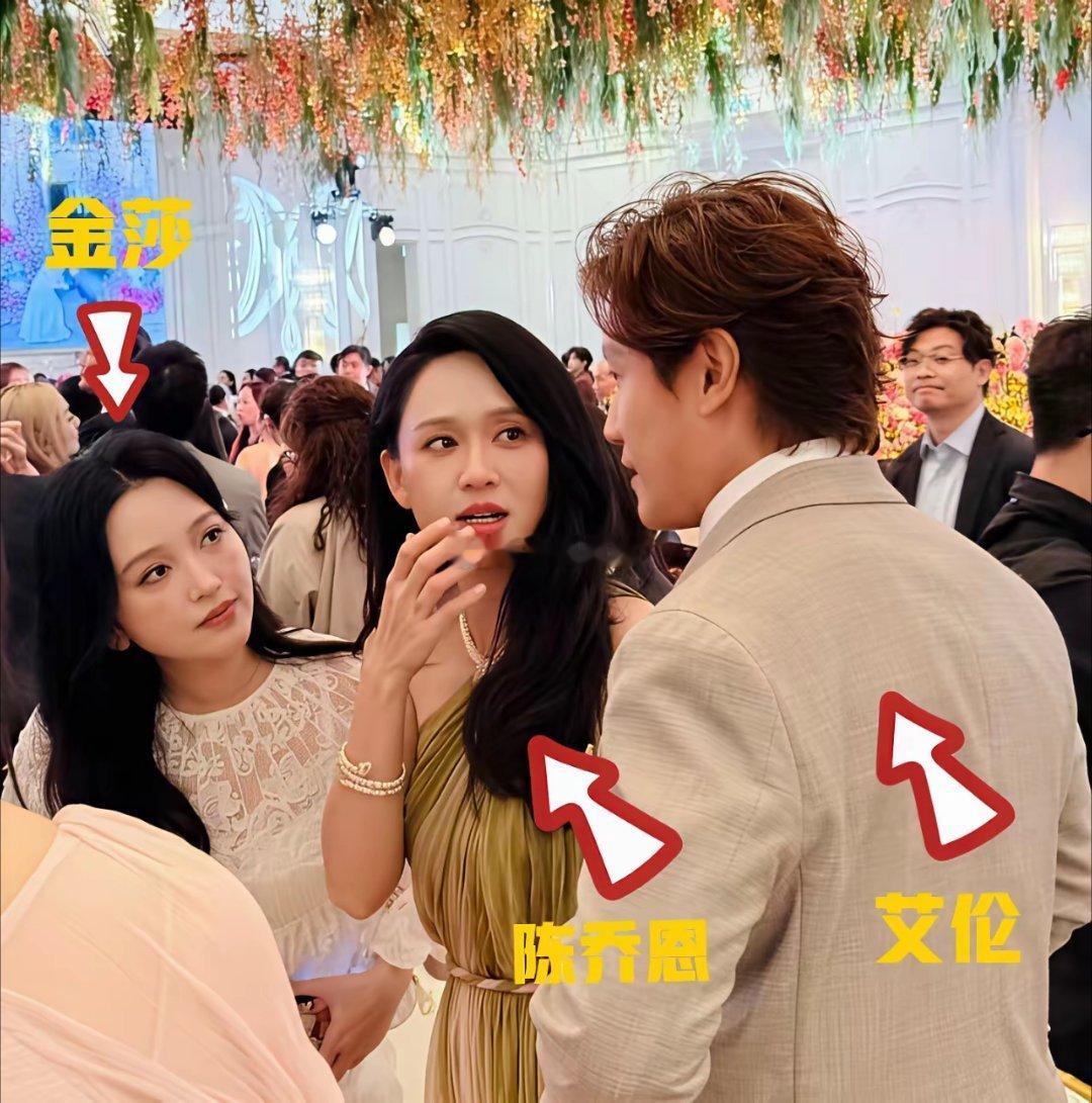 陈乔恩带着老公艾伦出现在奚梦瑶澳门答谢宴上灰绿色单肩长裙，和金莎站一起聊天！​
