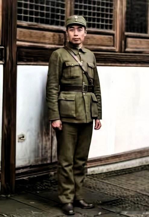 照片拍摄于1939年3月30日，浙江绍兴，周恩来在姑父王子余家庭院中留影。周